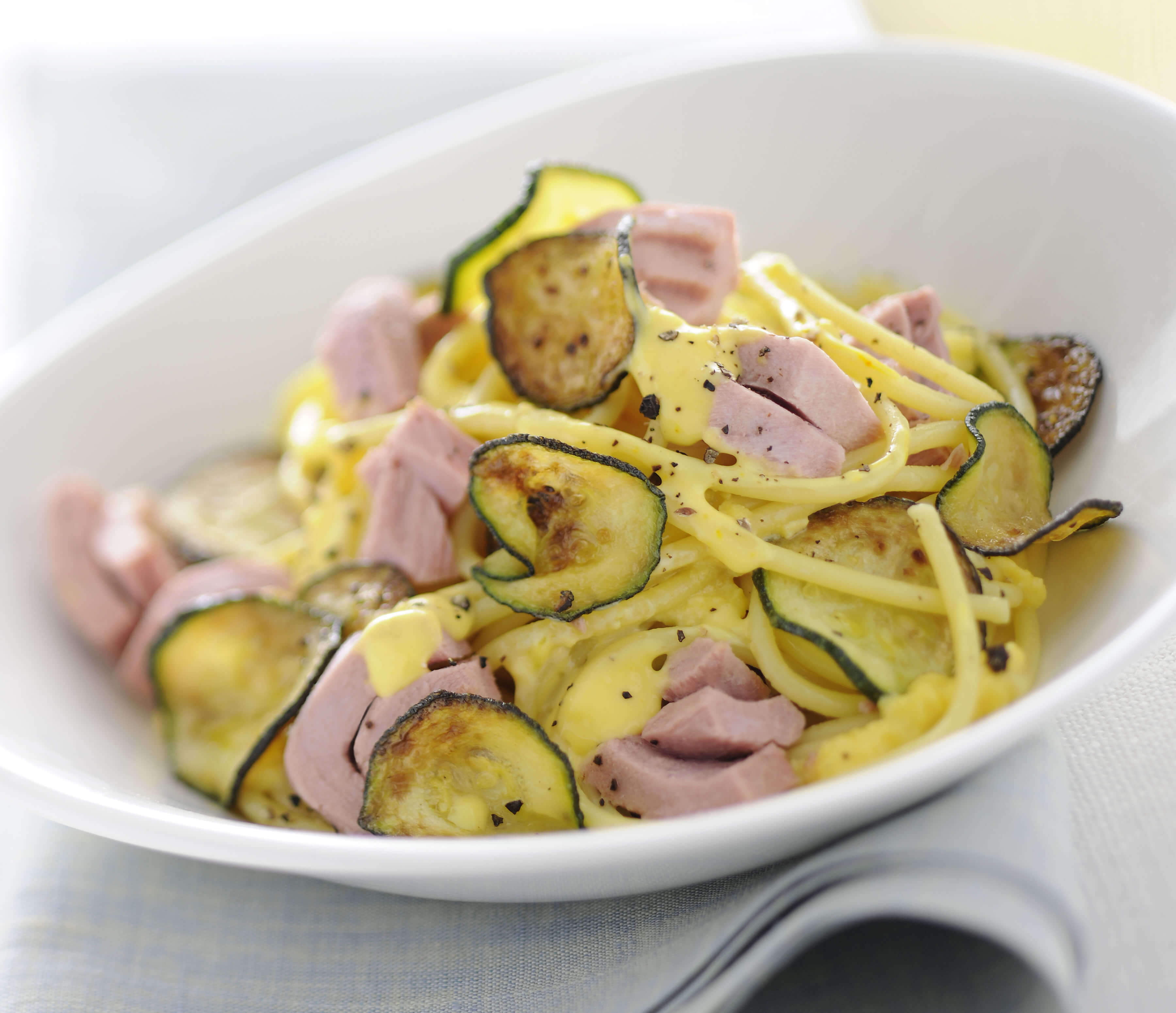 Spaghettis alla carbonara au thon et courgettes