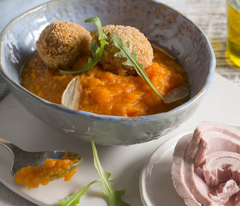 Croquettes de pommes de terre et de thon avec crème de carottes