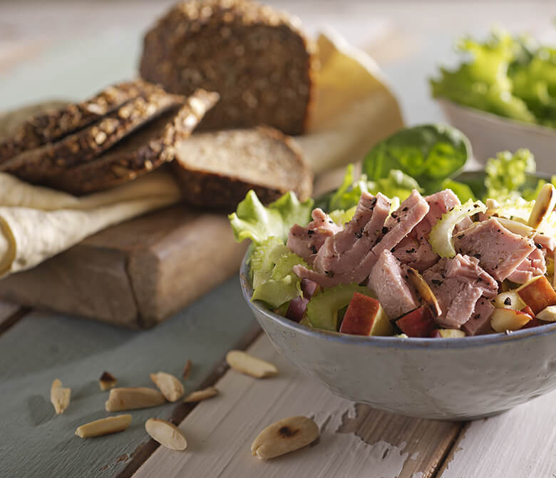 Salade de thon aux pommes et amandes grillées