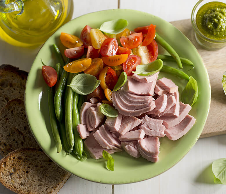 Thon aromatisé au basilic, haricots verts et tomates cerises