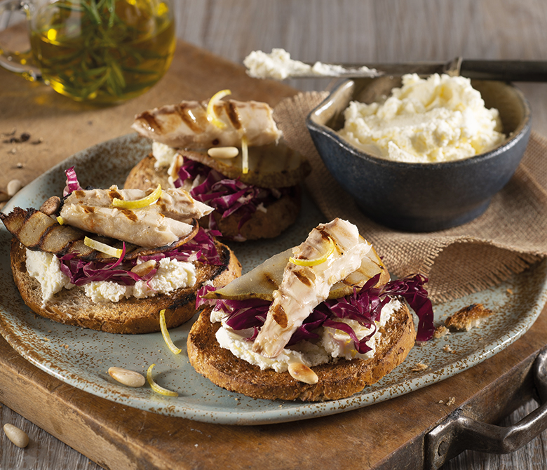 Crostinis de pain de seigle aux poires et filets de maquereaux