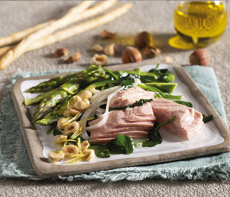 Tuna fillets in olive oil with spinach, fennel and asparagus