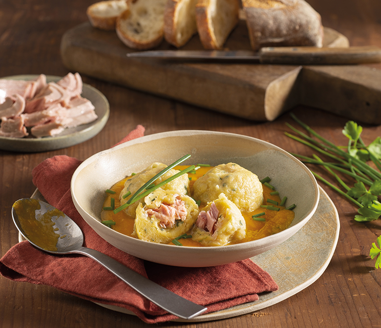 Knödel farci au thon avec sauce à la citrouille