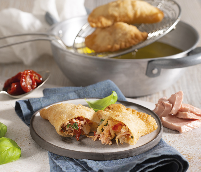 Panzerotti with tuna, scamorza and dried tomatoes