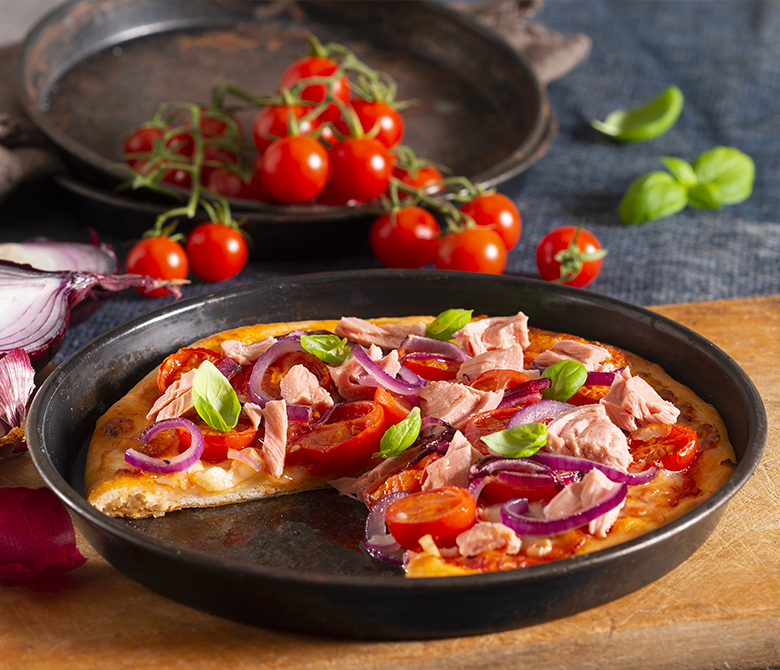 Pizza with tuna, red onions and cherry tomatoes