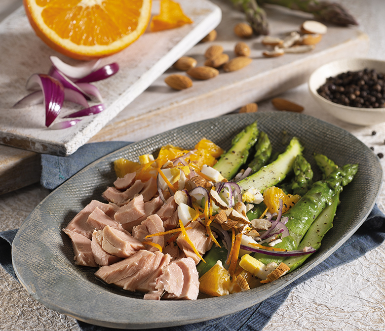 Tuna with asparagus, orange and almonds