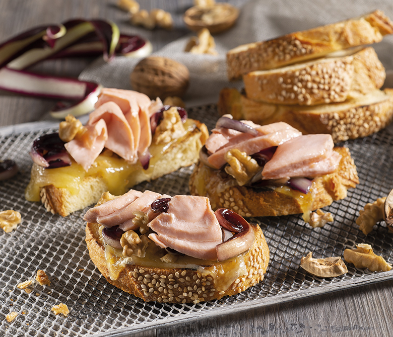 Crostinis garnis de saumon et de radicchio