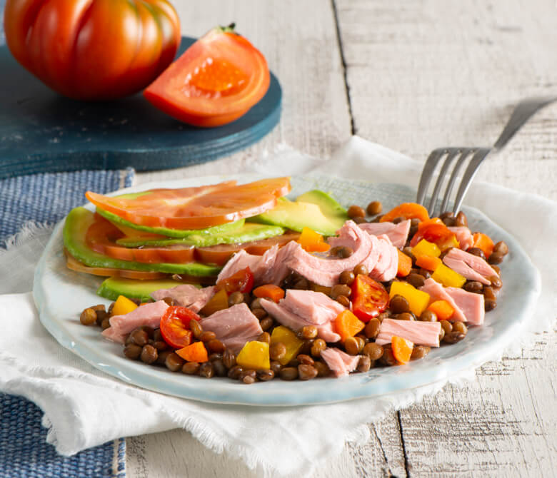 Salade aux lentilles Insalatissime avec sfogliata d’avocat et de tomate