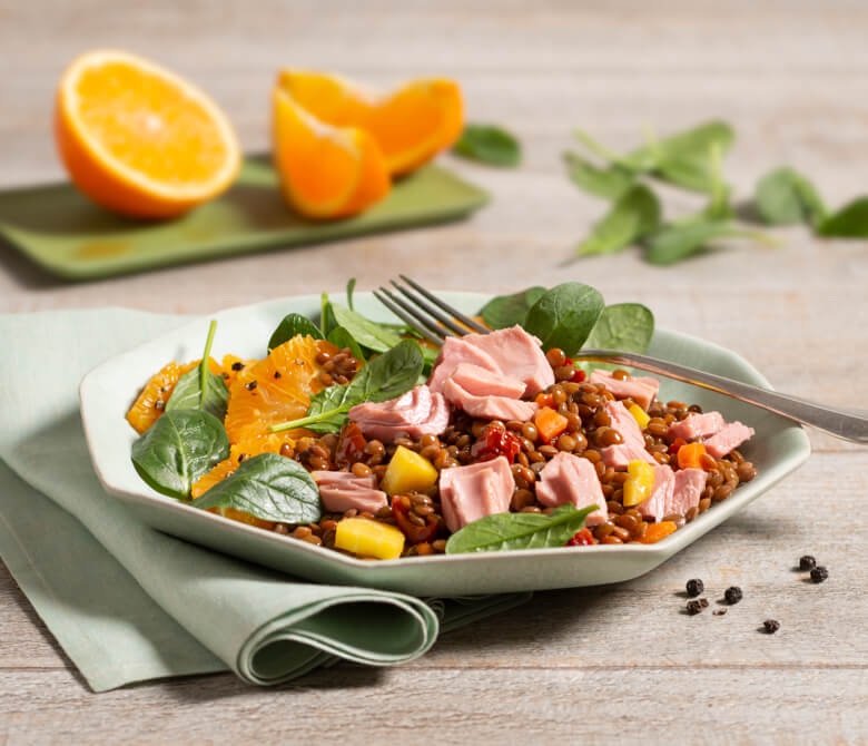 Salade Insalatissime aux lentilles sur jeunes épinards et tranches d’oranges