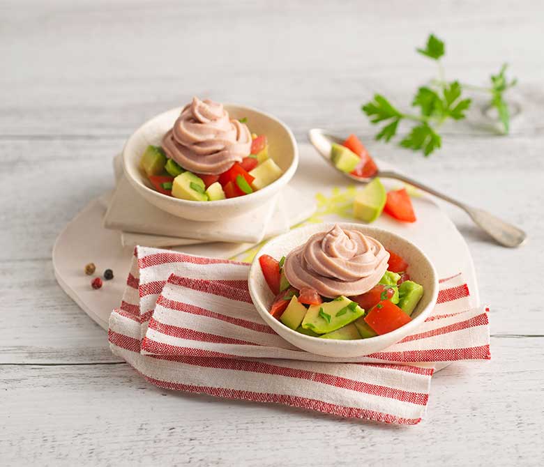 Mini tartare de tomate et d’avocat avec pâté de thon aux trois poivres Rio Mare