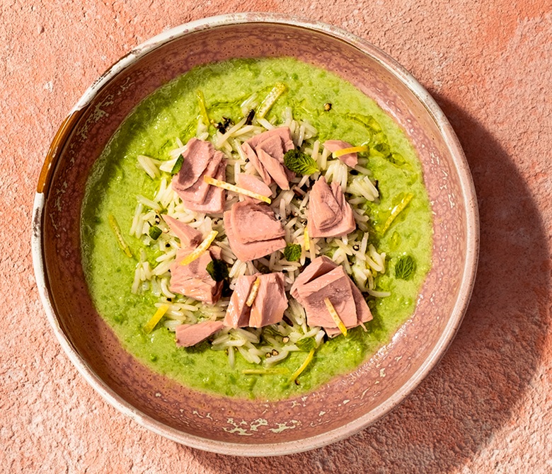 Crème de pois chiches au thon, yogourt épais, noix de pin grillées et radis