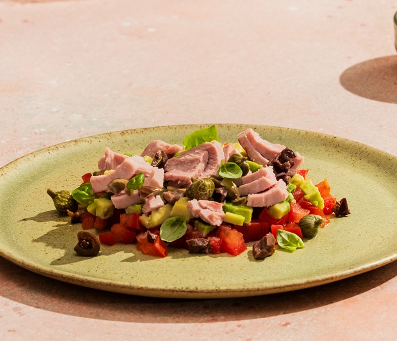 Salade de tomates au basilic, thon, olives et câpres